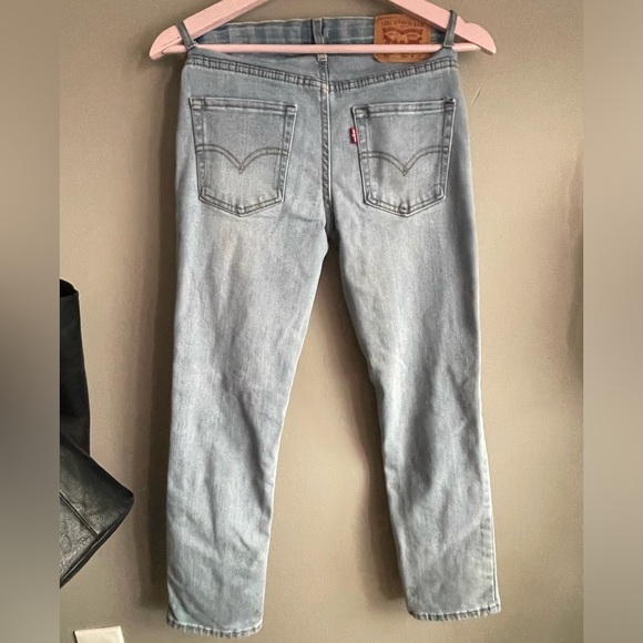 Levi's Light Wash Denim Jeans - Picture 3 of 5